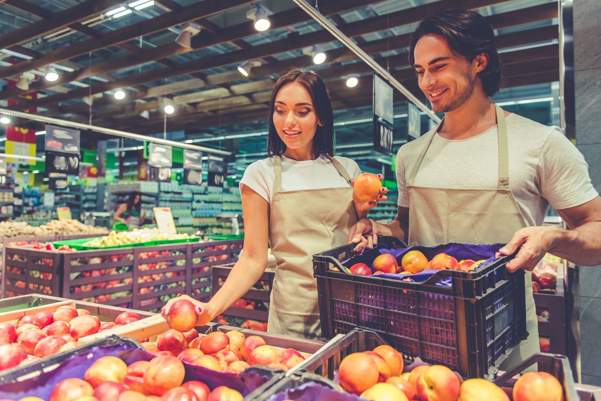 peopleworkinginSuperMarket